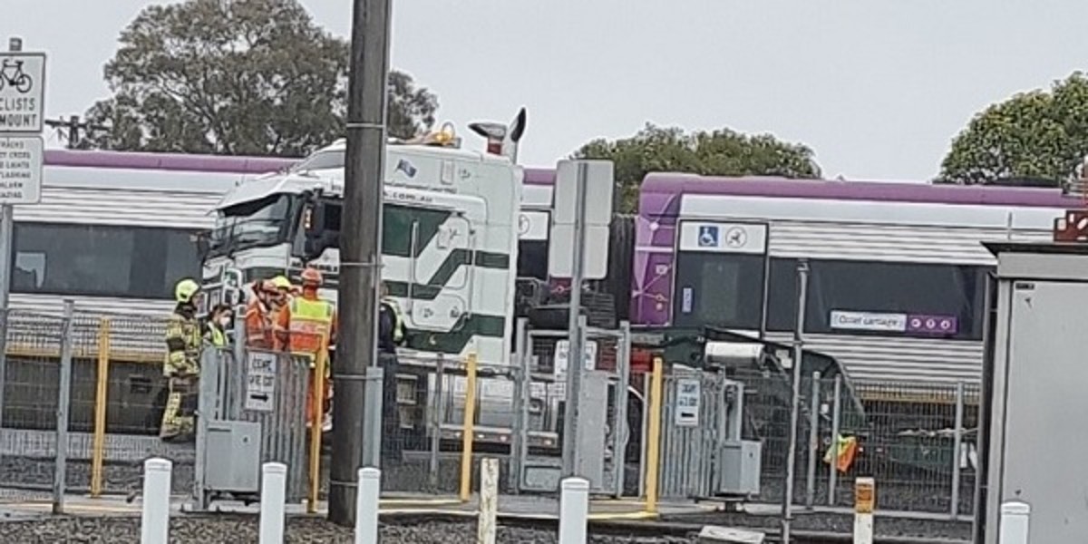 Truck driver dies in North Shore train crash - bay 93.9