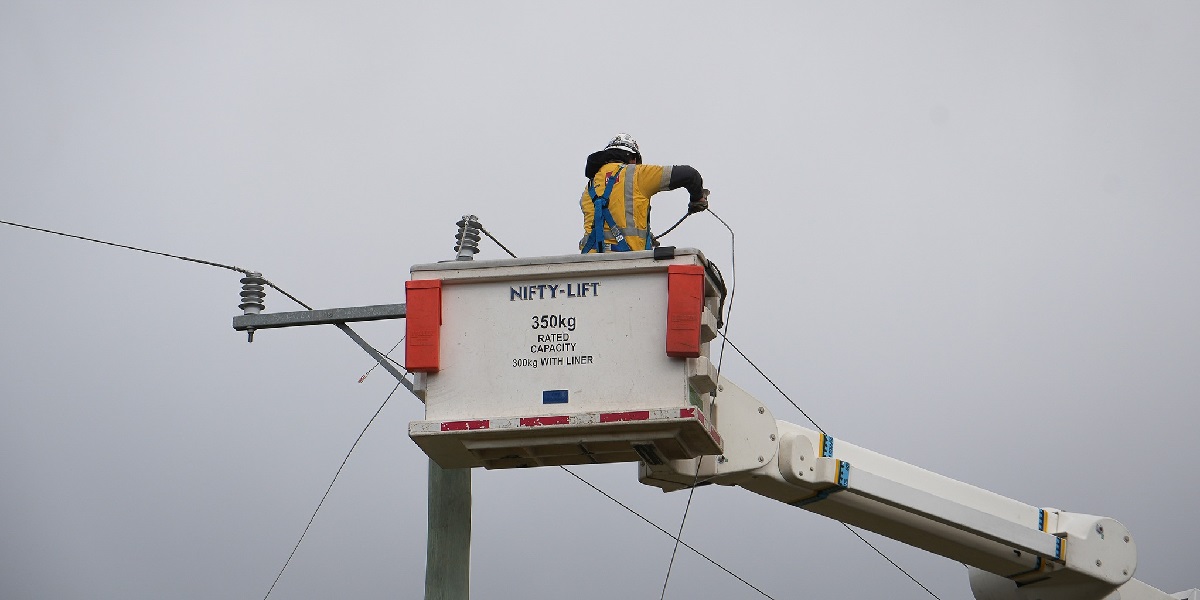 Winds ease but thousands still without power - bay 93.9