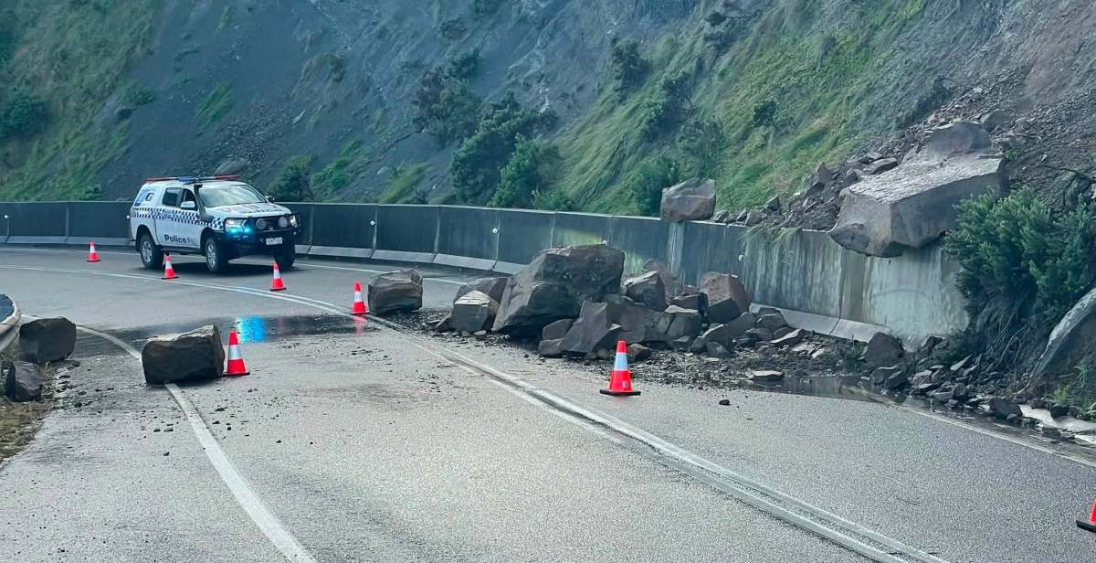 Landslide slows Great Ocean Road